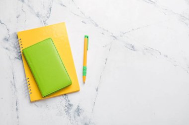 Işık arkaplanı üzerine dizüstü bilgisayarlar ve kalem