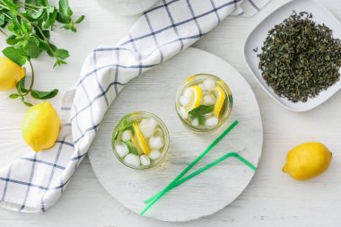 Bir bardak lezzetli soğuk buzlu çay.