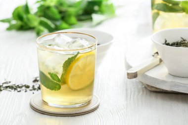 Bir bardak lezzetli soğuk buzlu çay.