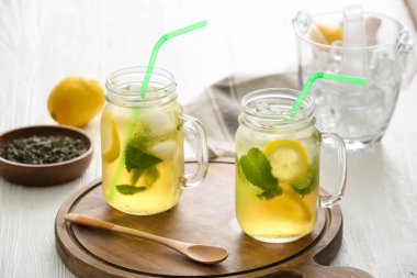 Masada Mason kavanozları dolusu soğuk buzlu çay.