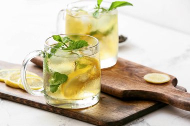 Bir fincan lezzetli soğuk buzlu çay.