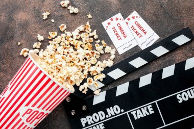 Patlamış mısır, sinema biletleri ve arka planda film alkışları.