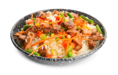 Beyaz arka planda lezzetli kızarmış pirinçli kase.