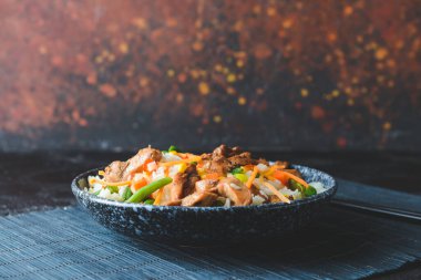 Lezzetli kızarmış pirinçli kase.