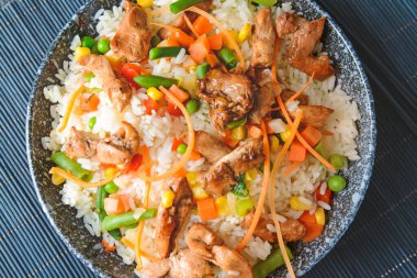 Masada lezzetli pilavlı kase, yakın plan.