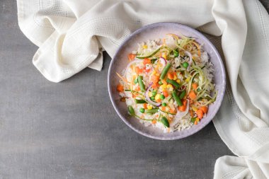 Gri arka planda leziz kızarmış pirinçli kase