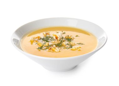 Beyaz arka planda lezzetli patlamış mısır çorbası.