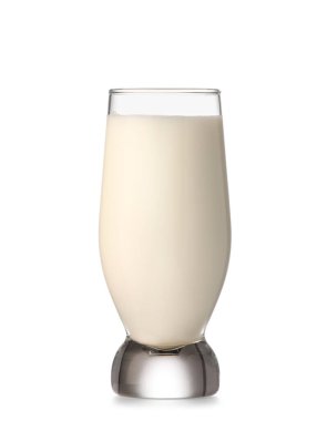 Beyaz arka planda sütlü bardak