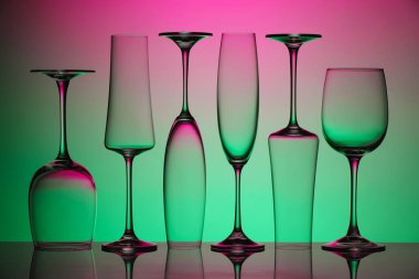 Renk arkaplanındaki boş bardaklar