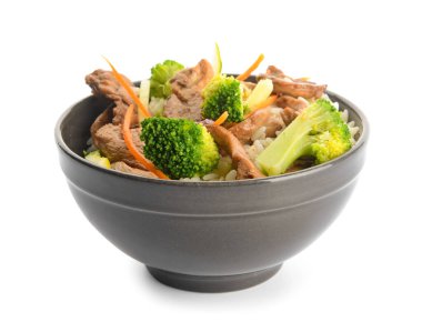 Beyaz arka planda lezzetli kızarmış pirinçli kase.