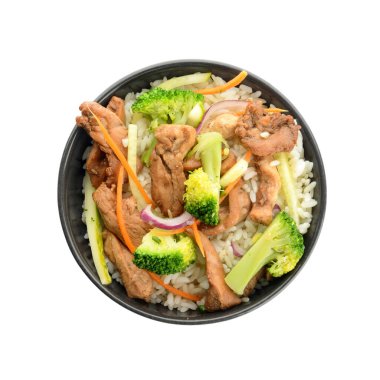 Beyaz arka planda lezzetli kızarmış pirinçli kase.