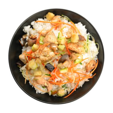 Beyaz arka planda lezzetli kızarmış pirinçli kase.