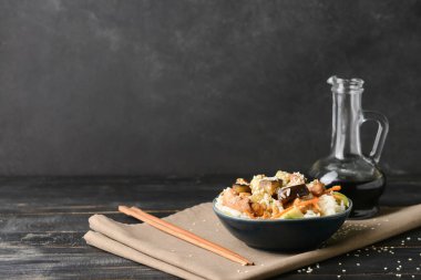 Lezzetli kızarmış pirinçli kase.