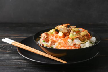 Lezzetli kızarmış pirinçli kase.