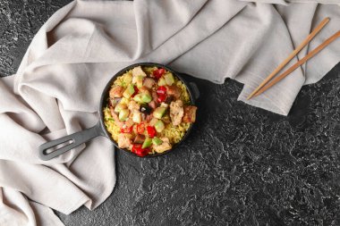 Koyu arkaplanda lezzetli pirinçli tava.