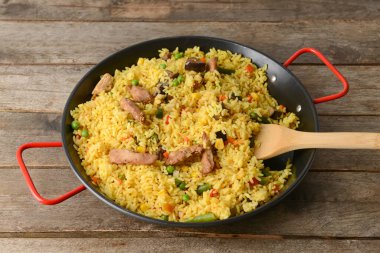 Kızartma tavası ve lezzetli pilav.