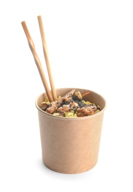 Beyaz arka planda lezzetli kızarmış pirinç kutusu.