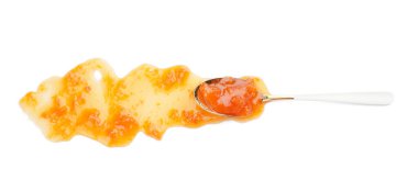 Beyaz arka planda lezzetli kayısı reçelli kaşık