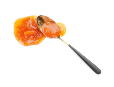 Beyaz arka planda lezzetli kayısı reçelli kaşık