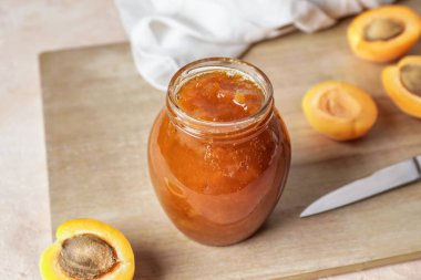 Masada bir kavanoz lezzetli kayısı reçeli