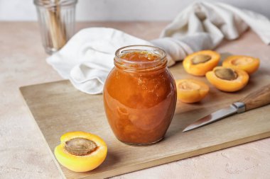 Masada bir kavanoz lezzetli kayısı reçeli