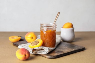 Masada bir kavanoz lezzetli kayısı reçeli