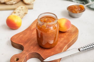 Masada bir kavanoz lezzetli kayısı reçeli