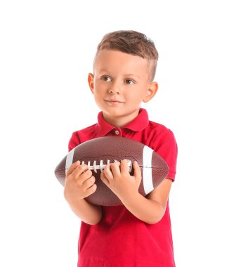 Beyaz arka planda ragbi topu olan küçük çocuk.