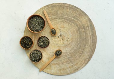 Tabaklar ve kaşıklar ve masada kuru çay yaprakları