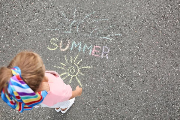 Kleines Mädchen Mit Geschriebenem Wort Sommer Auf Asphalt — Stockfoto