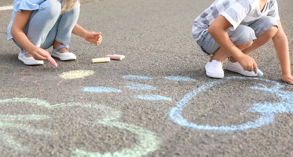 Kleine Kinder Malen Mit Kreide Auf Asphalt — Stockfoto