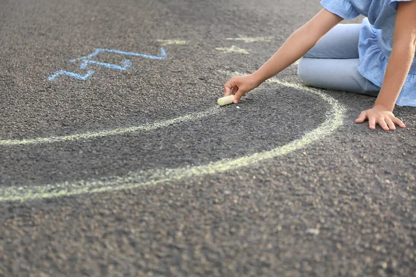 Kleines Mädchen Zeichnet Mit Kreide Auf Asphalt — Stockfoto