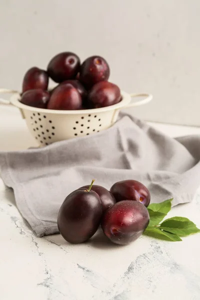 Tasty Sweet Plums White Table — Stock Photo, Image