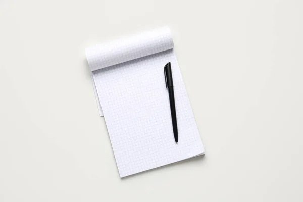 Ноутбук Ручка Белом Фоне — стоковое фото