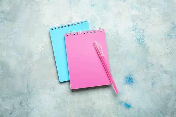 Zeszyty Długopisy Kolorowym Tle — Zdjęcie stockowe