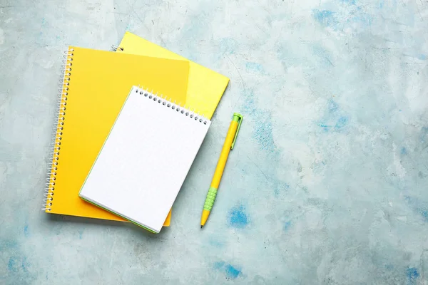 ノートブックとペンの色の背景 — ストック写真