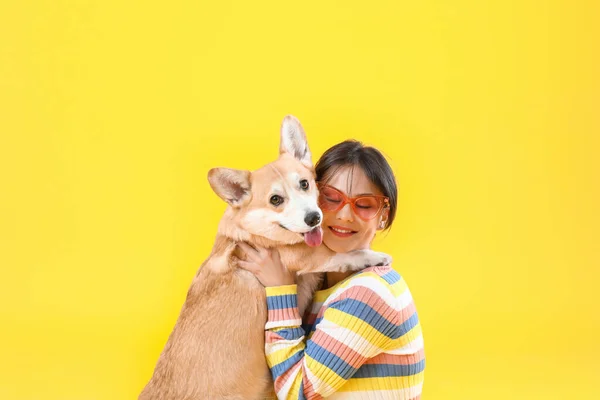 Frau Mit Niedlichem Corgi Hund Auf Farbigem Hintergrund — Stockfoto