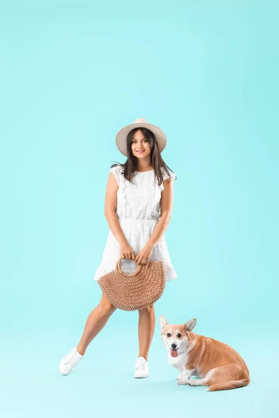 Mujer Con Lindo Perro Corgi Sobre Fondo Color — Foto de Stock