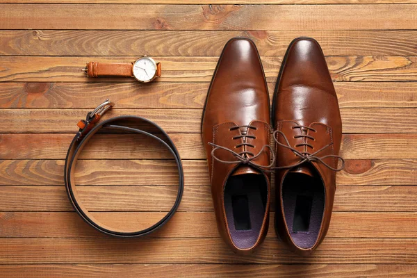Bir Çift Deri Erkek Ayakkabısı Tahta Arka Planda Saat Kemer — Stok fotoğraf