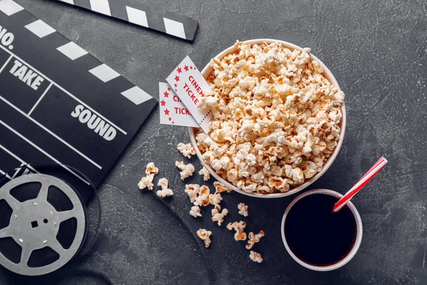 Popcorn Cola Filmklinge Und Kinokarten Auf Dunklem Hintergrund — Stockfoto