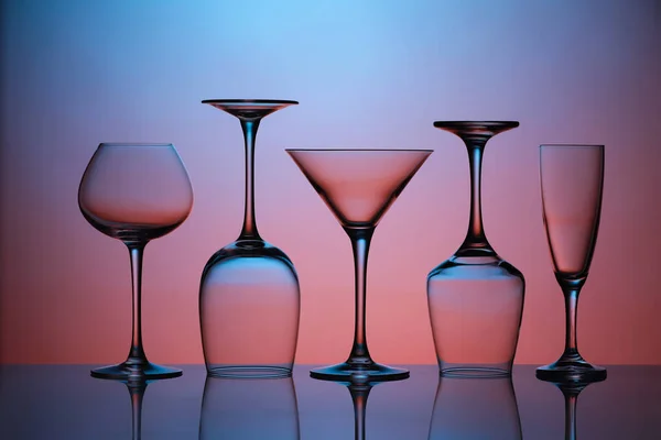 Vasos Vacíos Sobre Fondo Color — Foto de Stock