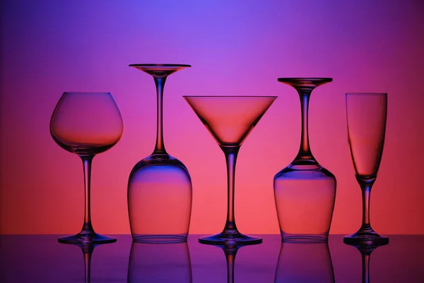 Vasos Vacíos Sobre Fondo Color — Foto de Stock