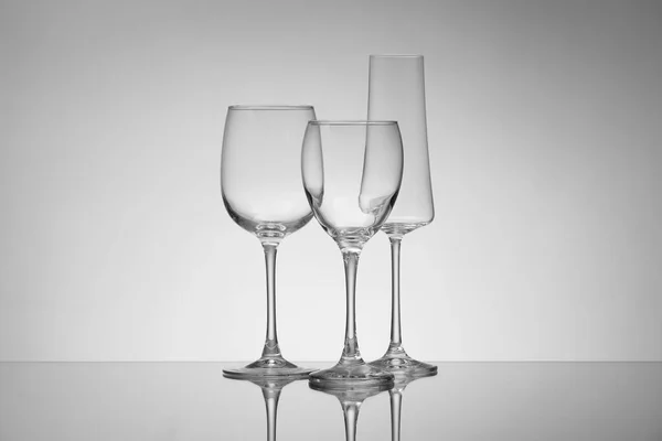 灰色背景的空玻璃杯 — 图库照片