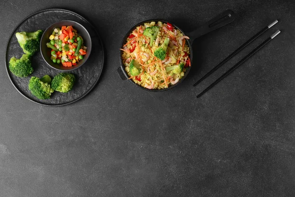 Sartén Con Sabroso Arroz Verduras Sobre Fondo Oscuro —  Fotos de Stock