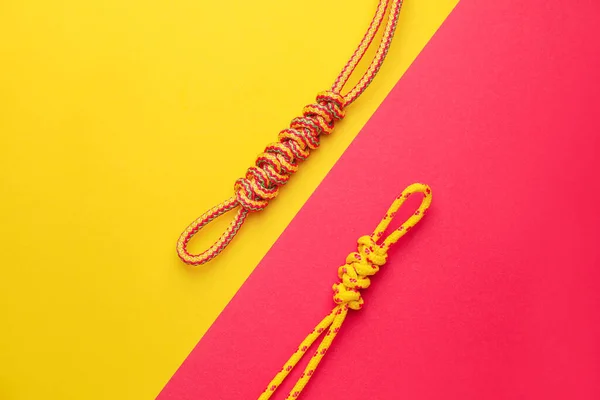 Cuerdas Con Bucles Sobre Fondo Color — Foto de Stock