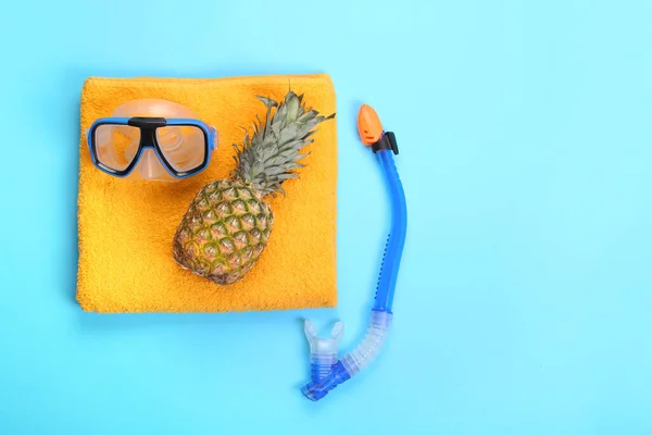Asciugamano Con Maschera Snorkeling Tubo Ananas Sfondo Colore — Foto Stock
