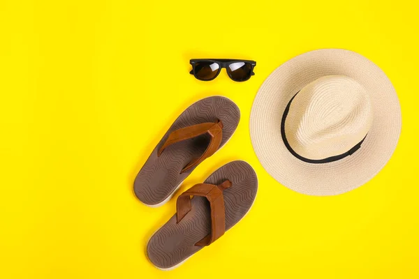 Male Flip Flops Hat Sunglasses Color Background — Stock Photo, Image