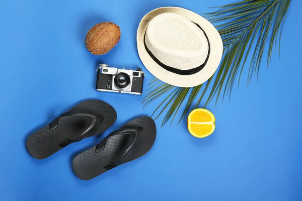 Male Flip Flops Hat Photo Camera Color Background — Stock Photo, Image