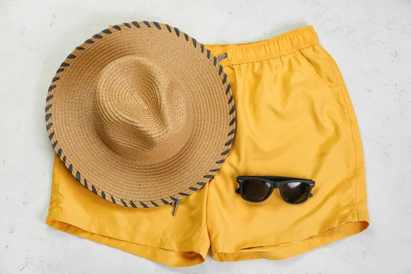 Mâle Maillots Bain Avec Chapeau Lunettes Soleil Sur Fond Clair — Photo