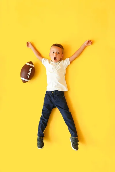 Μικρό Αγόρι Μπάλα Ράγκμπι Στο Φόντο Χρώμα Κορυφαία Προβολή — Φωτογραφία Αρχείου